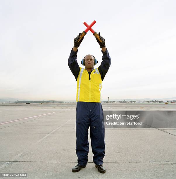 airport ground crew signaling to stop - taxiing stockfoto's en -beelden