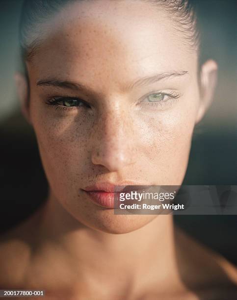 young woman, portrait, close-up - groene ogen stockfoto's en -beelden
