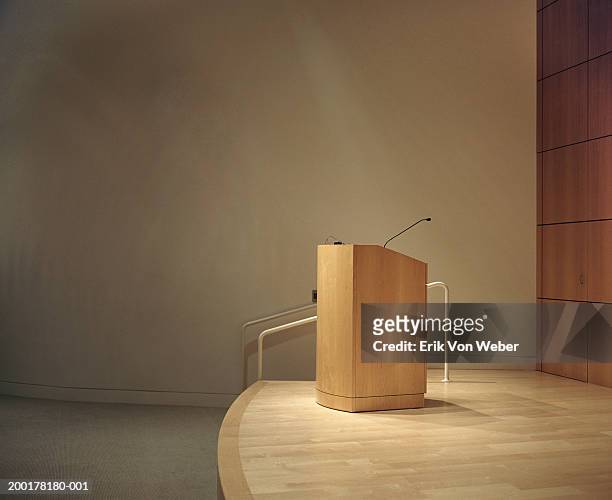 podium and microphone  in room - lessenaar stockfoto's en -beelden