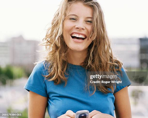 young woman, laughing, portrait, close-up - alleen één jonge vrouw stockfoto's en -beelden