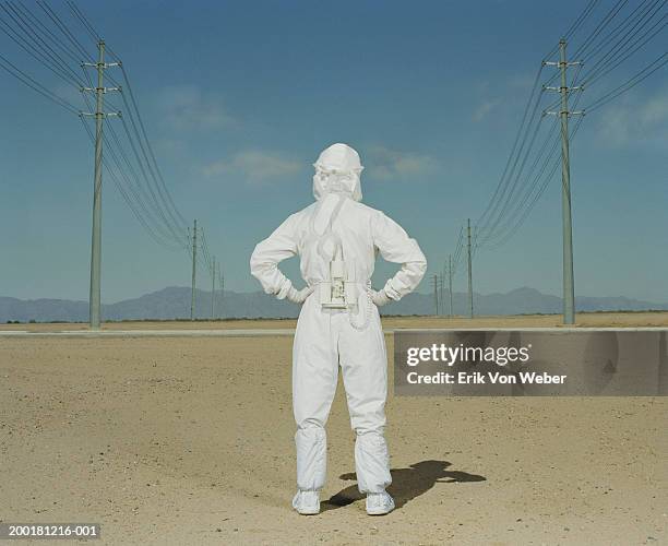 man wearing protective suit in desert, rear view - stoneplus10 photos et images de collection