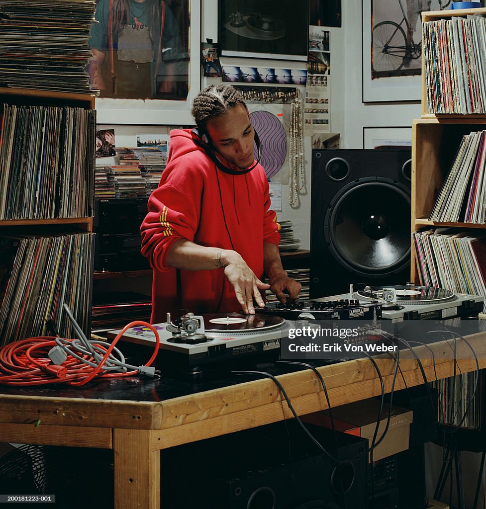 Disc Jackey Disc Jockey Playing Record Foto stock - Getty Images