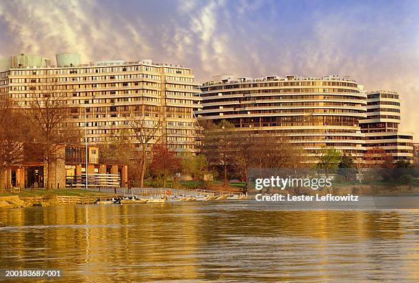 usa, washington d.c., watergate complex and potomac river - watergate gebouwen stockfoto's en -beelden