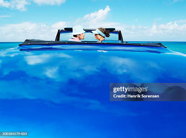 couple in convertible car facing ocean, face to face, rear view - voyage15 photos et images de collection