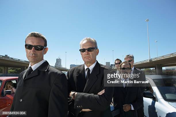 group of businessmen, wearing sunglasses outdoors by cars - bodyguard 個照片及圖片檔