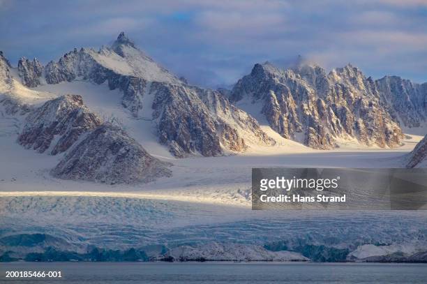 arctic, spitsbergen, smeerenburg glacier - ghiacciai foto e immagini stock