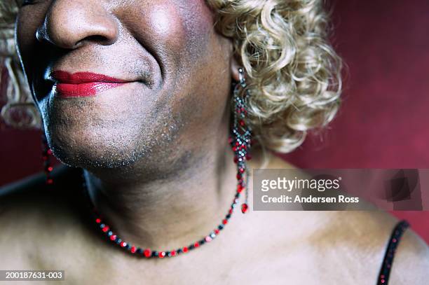 mature man wearing lipstick with jewelry, mid section - black transvestite - fotografias e filmes do acervo