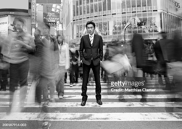 businessmen standing in crosswalk (long exposure, b&w)) - lange sluitertijd stockfoto's en -beelden