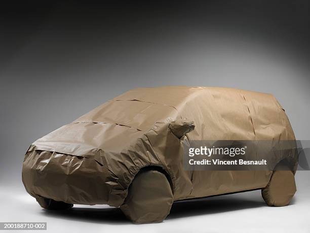 car wrapped in brown paper - covered car photos et images de collection