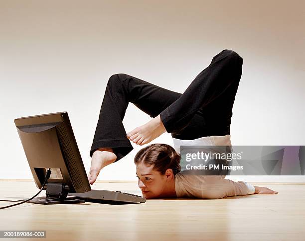 businesswoman using laptop with toes - young contortionist stockfoto's en -beelden