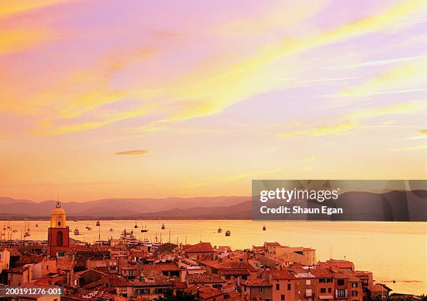 france, cote d'azur, st tropez, town and bay, dusk - st tropez stockfoto's en -beelden