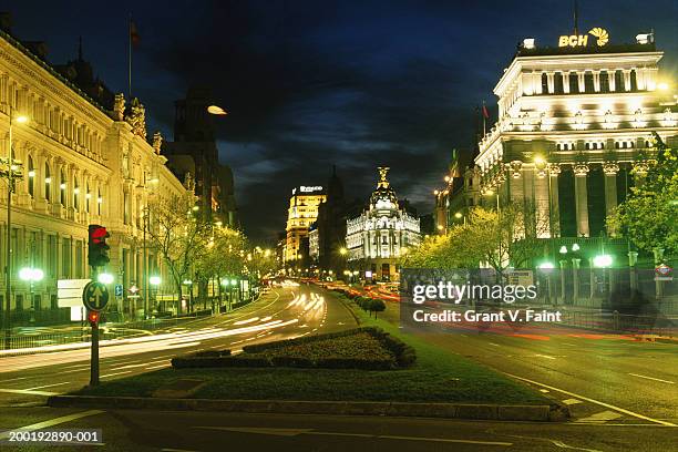 spain, madrid, plaza de cibeles, traffic at night (long exposure) - plaza de cibeles bildbanksfoton och bilder