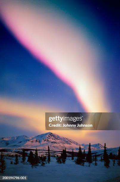 usa, alaska, alaskan range, aurora borealis illuminate night sky - aurore boréale photos et images de collection