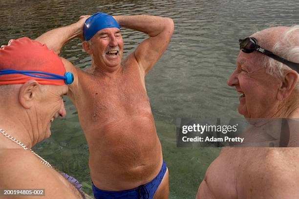 drei ältere männer an der seite der außenpool, lachen, nahaufnahme - australian swimming stock-fotos und bilder