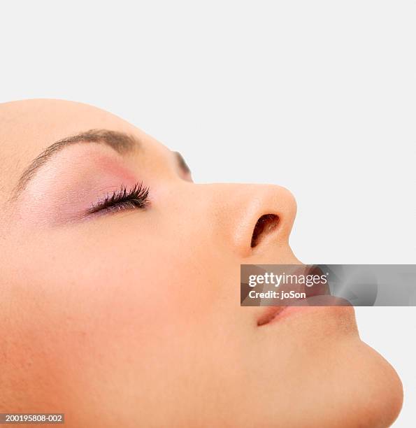 young woman with eyes closed, side view, close-up - femme visage beauté profil fond blanc photos et images de collection