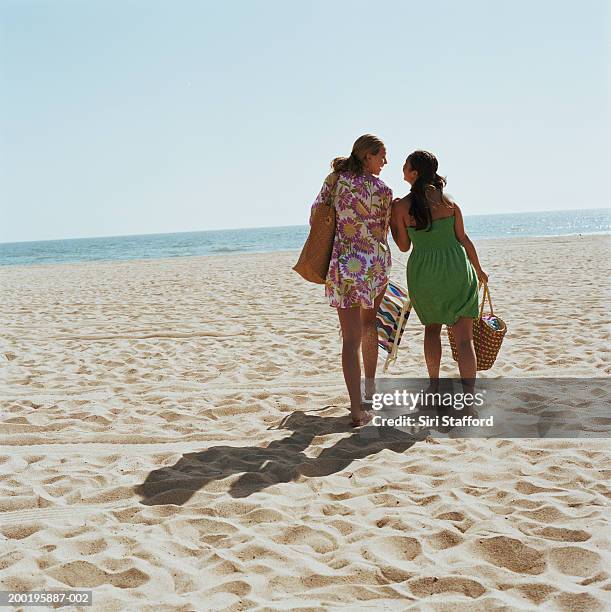 2 つの若い女性のビーチを歩く、背面外観 - young teen girl beach ストックフォトと画像