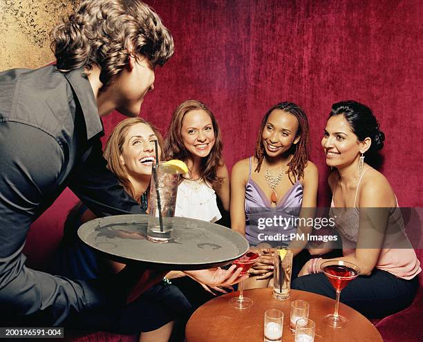 waiter serving drinks to women, smiling - man met een groep vrouwen stockfoto's en -beelden