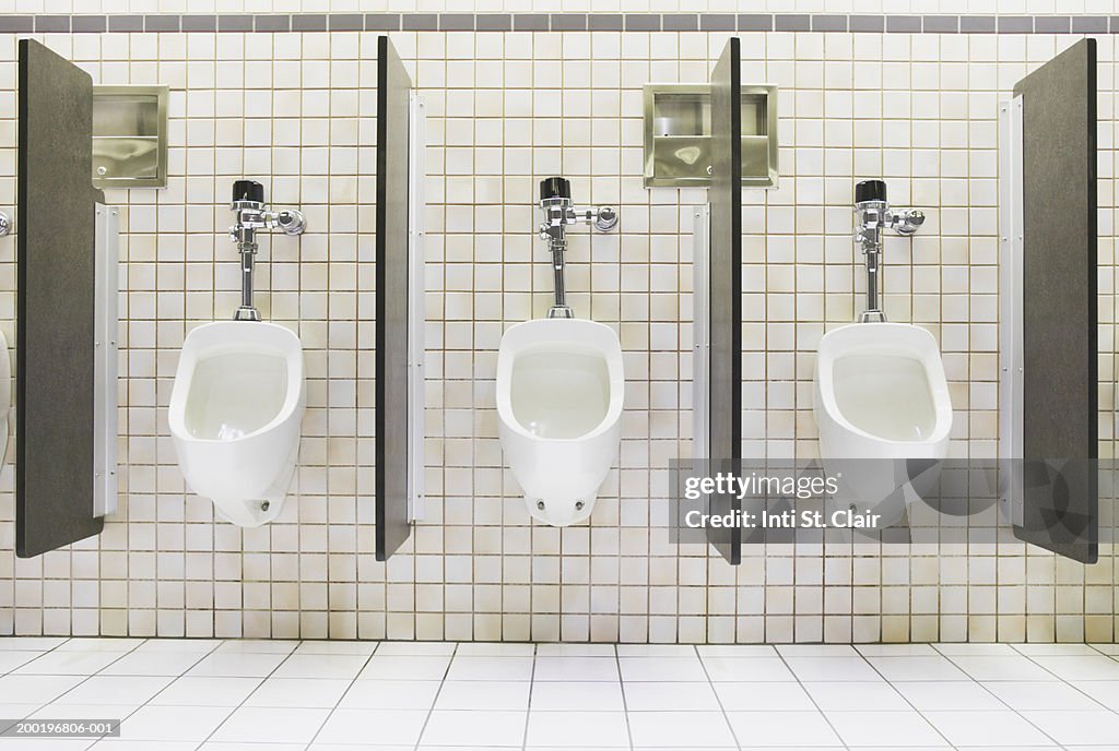 Uninal Three Urinals