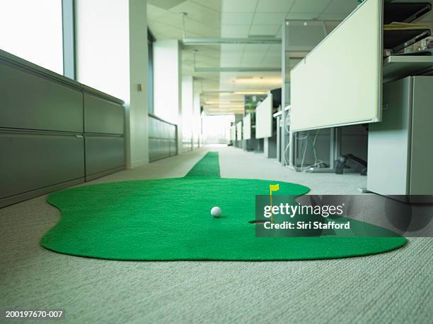 miniature golf in office - miniature golf fotografías e imágenes de stock
