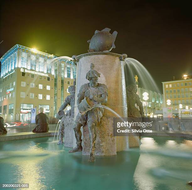 germany, munich, marienplatz, square and water fountain - marienplatz 個照片及圖片檔