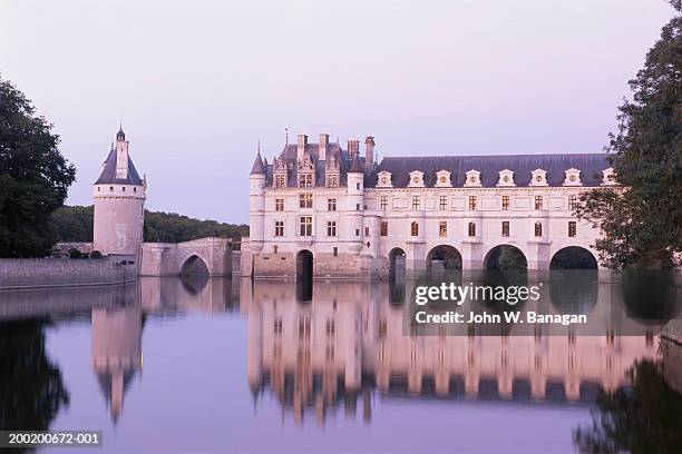 france, loire valley, chateau de chenonceau, dusk - castle france stock-fotos und bilder