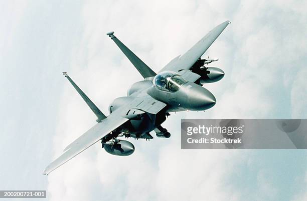 mcdonnell douglas f-15 eagle in flight during training mission - avion militaire photos et images de collection