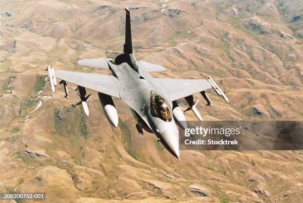 general dynamics f-16 falcon in flight over desert - falcons bildbanksfoton och bilder