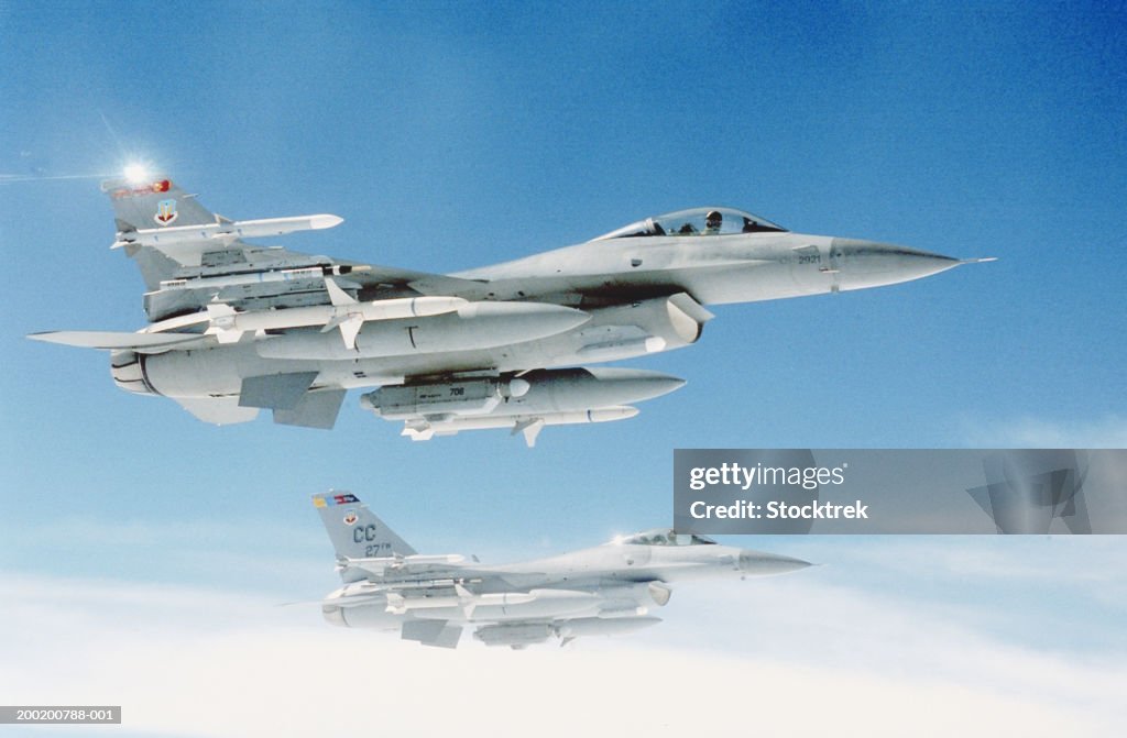 Two General Dynamics F-16 Falcons in flight