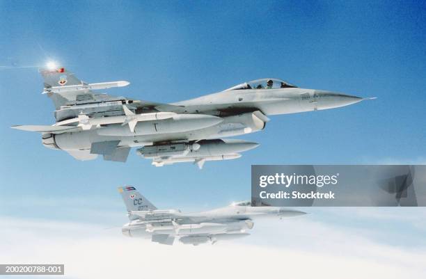 two general dynamics f-16 falcons in flight - avion de chasse photos et images de collection