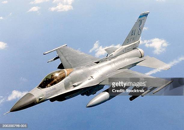 general dynamics f-16 falcon in flight during combat mission - avion de chasse photos et images de collection