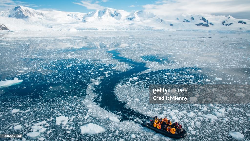Entdeckerteam kehrt mit Zodiac-Beiboot von der Antarktischen Halbinsel zurück