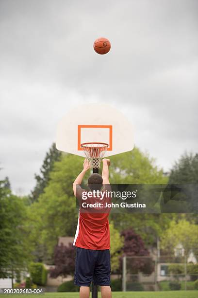 young man shooting free throw, rear view - point scoring stock pictures, royalty-free photos & images