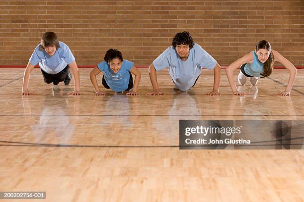 schoolchildren (11-15) in gym doing push ups - school gymnasium stockfoto's en -beelden