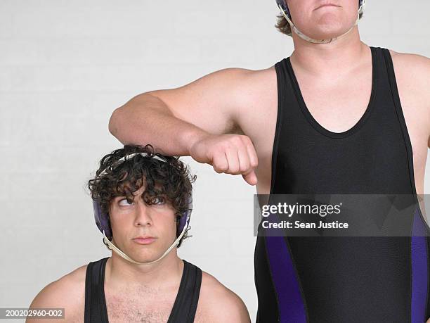teenage boys (16-18) wrestler, leaning on short boy - short fotografías e imágenes de stock