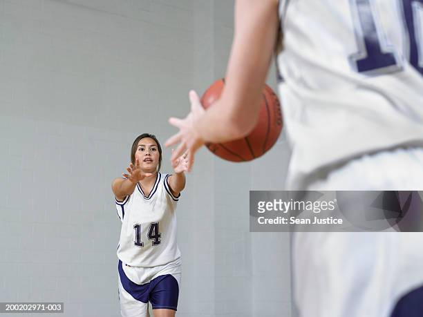 teenage girls (14-16) basketball players, passing ball - passar a bola imagens e fotografias de stock