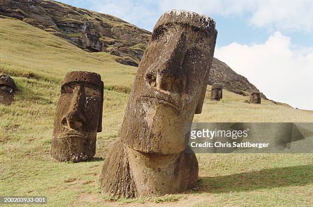 chile, easter island, moai statues of rano raraku - easter island fotografías e imágenes de stock