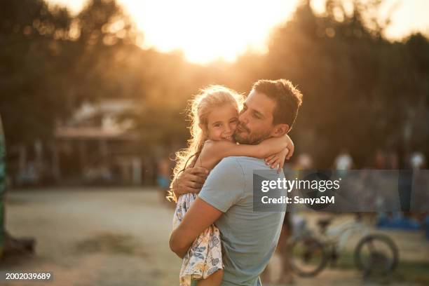 beau père et fille profitant des vacances d’été - père photos et images de collection