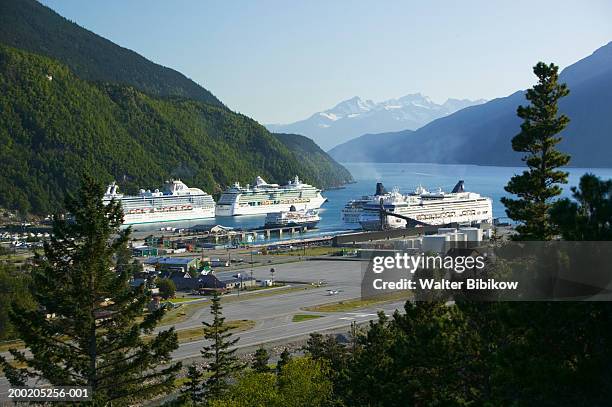 usa, alaska, skagway, cruise ships and ferry in harbor - skagway stock-fotos und bilder