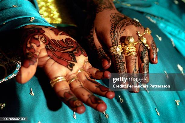 bride shows her henna paintings on zanzibar - body art stockfoto's en -beelden