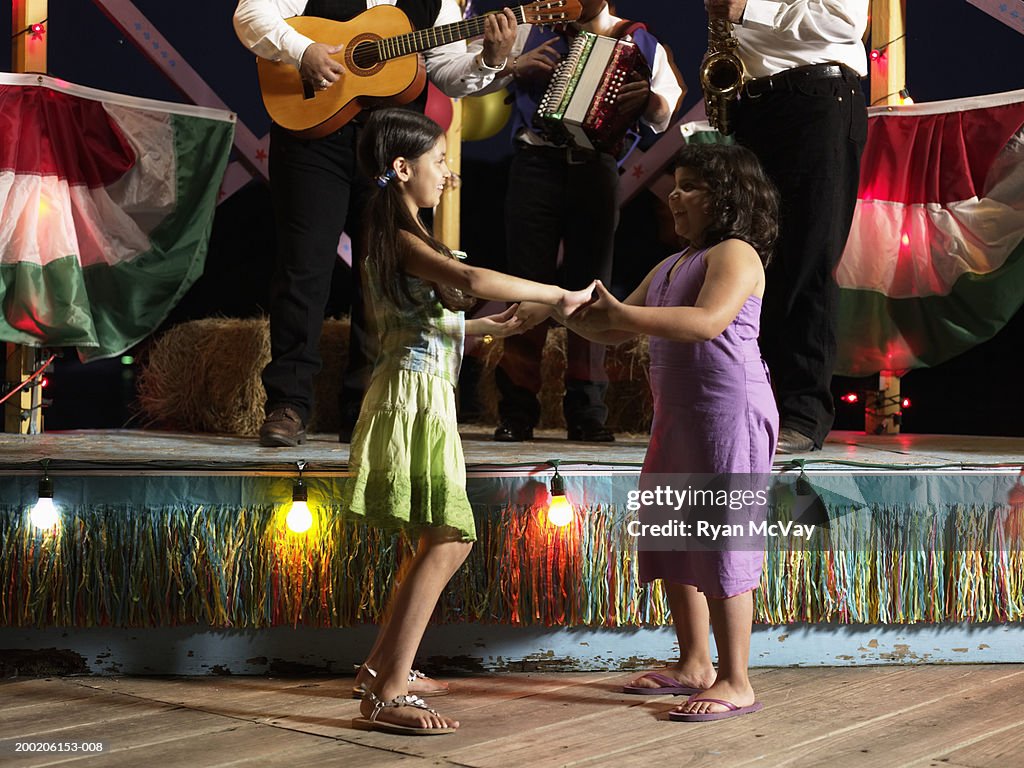 Zwei Mädchen (8-10), Tanz, band spielen auf der Bühne im Hintergrund