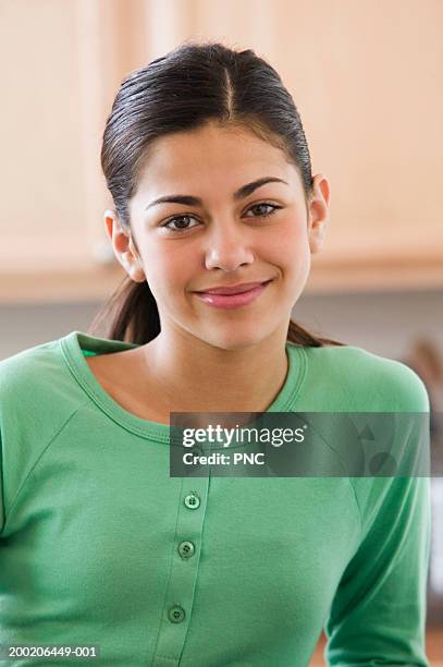 teenage girl (13-15) smiling, portrait - alleen één tienermeisje stockfoto's en -beelden