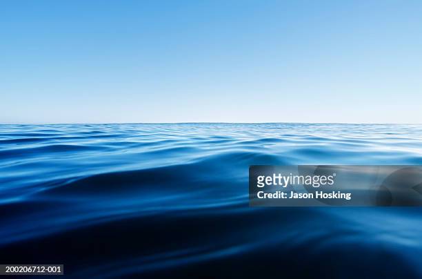 ocean waves - horizonte fotografías e imágenes de stock