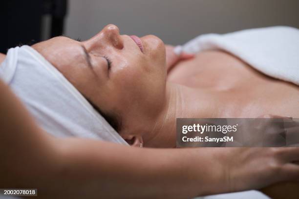 femme heureux recevant un traitement de beauté - soin visage photos et images de collection