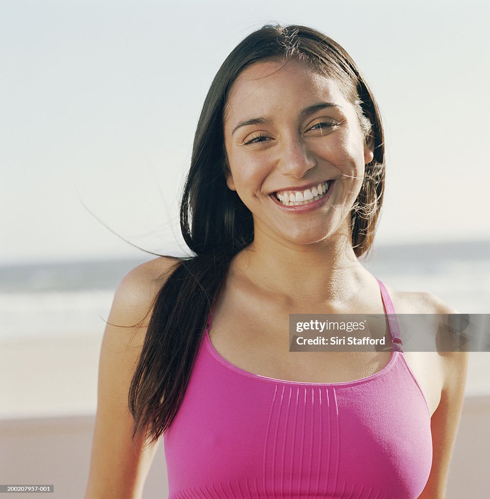 Jeune femme portant costume de bain, souriant