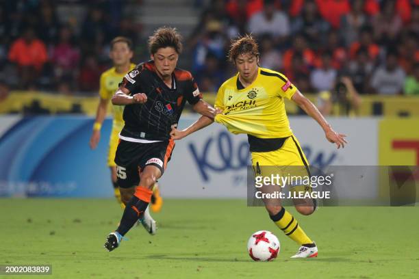 Ko Matsubara of Shimizu S-Pulse and Junya Ito of Kashiwa Reysol compete for the ball during the J.League J1 match between Shimizu S-Pulse and Kashiwa...