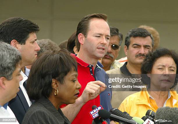 Texas Representative Craig Eiland leads a news conference at the Holiday Inn May 15, 2003 in Ardmore, Oklahoma. Democratic lawmakers are boycotting...