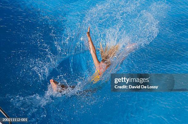 woman in pool - lanzarse al agua salpicar fotografías e imágenes de stock