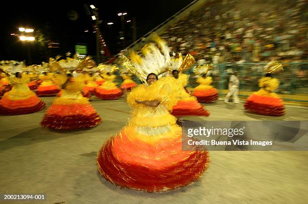 brazil, rio de janeiro, carnival, women samba dancing (blurred motion) - carnaval in rio de janeiro fotografías e imágenes de stock