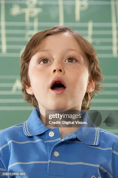 schoolboy (5-10) singing, close-up - enfant chant classe photos et images de collection