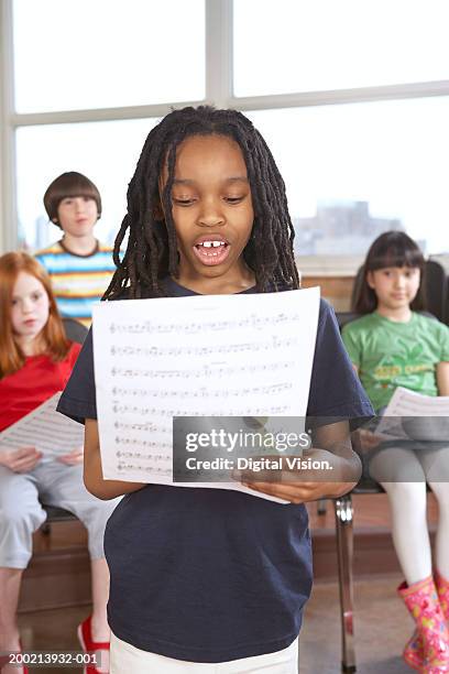 aluna (de 6 a 12) cantando de música de folha em sala de aula - pauta de música - fotografias e filmes do acervo